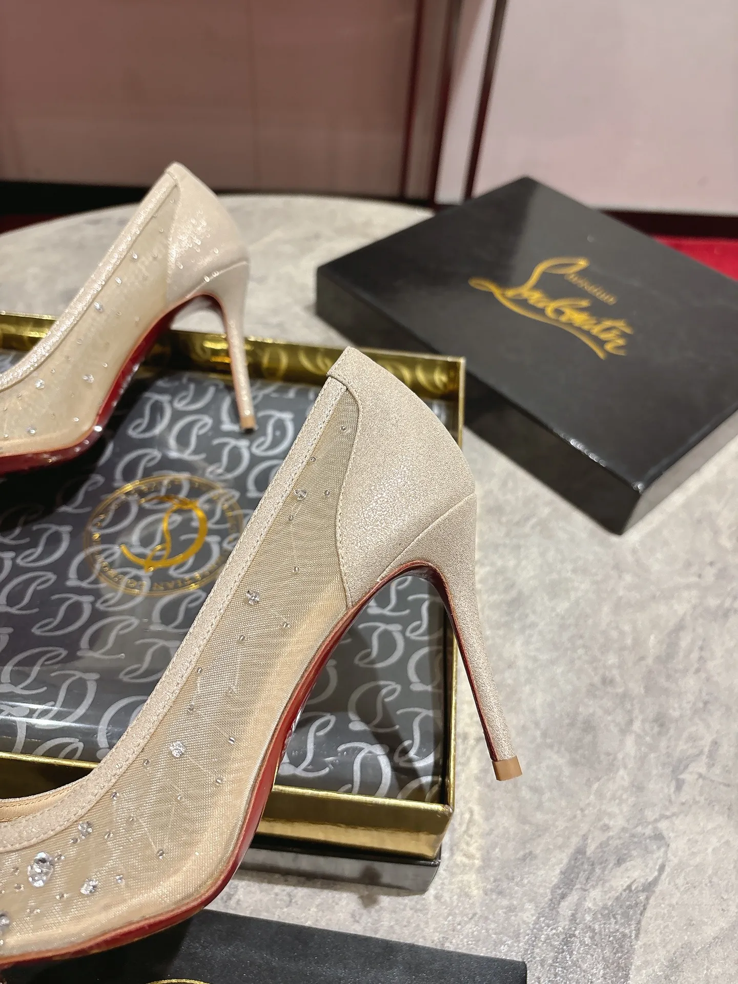 👟👟Ex-factory price 740👟👟 🆑❥∙ Mesh seam drill (single shoe)🦋✪ꫛꫀw.✔︎ This style features a slightly pointed toe made from white mesh with crystal beads and diamonds, a 65mm heel height, hand-placed crystals added to the front, and our signature Louboutin red sole with Christian Louboutin's signature and heart-shaped imprint logo on the insole. Size: 34 yards-42 yards (34.40.41.42. Customized, non-returnable and non-exchangeable‼️) Heel height: 6.5cm Color: White Apricot
